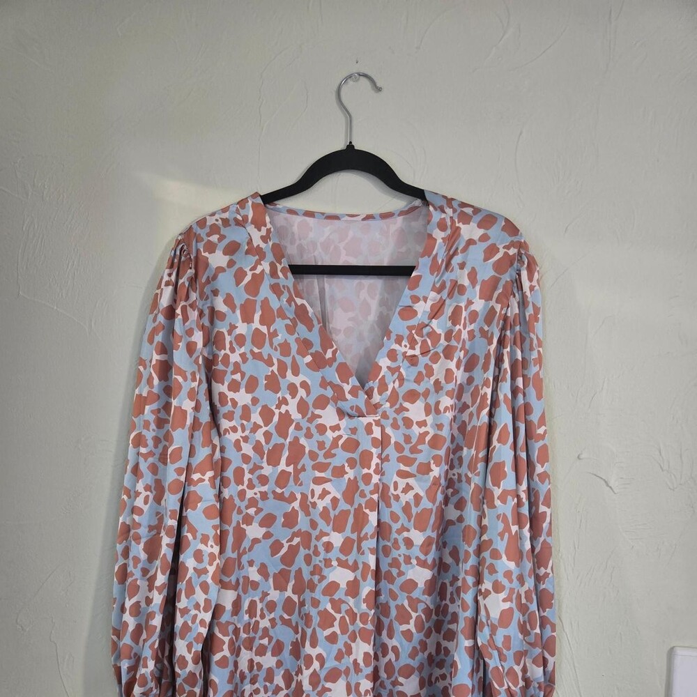 Blue and orange leopard print blouse with puffy sleeves #leopardprint #puffsleev